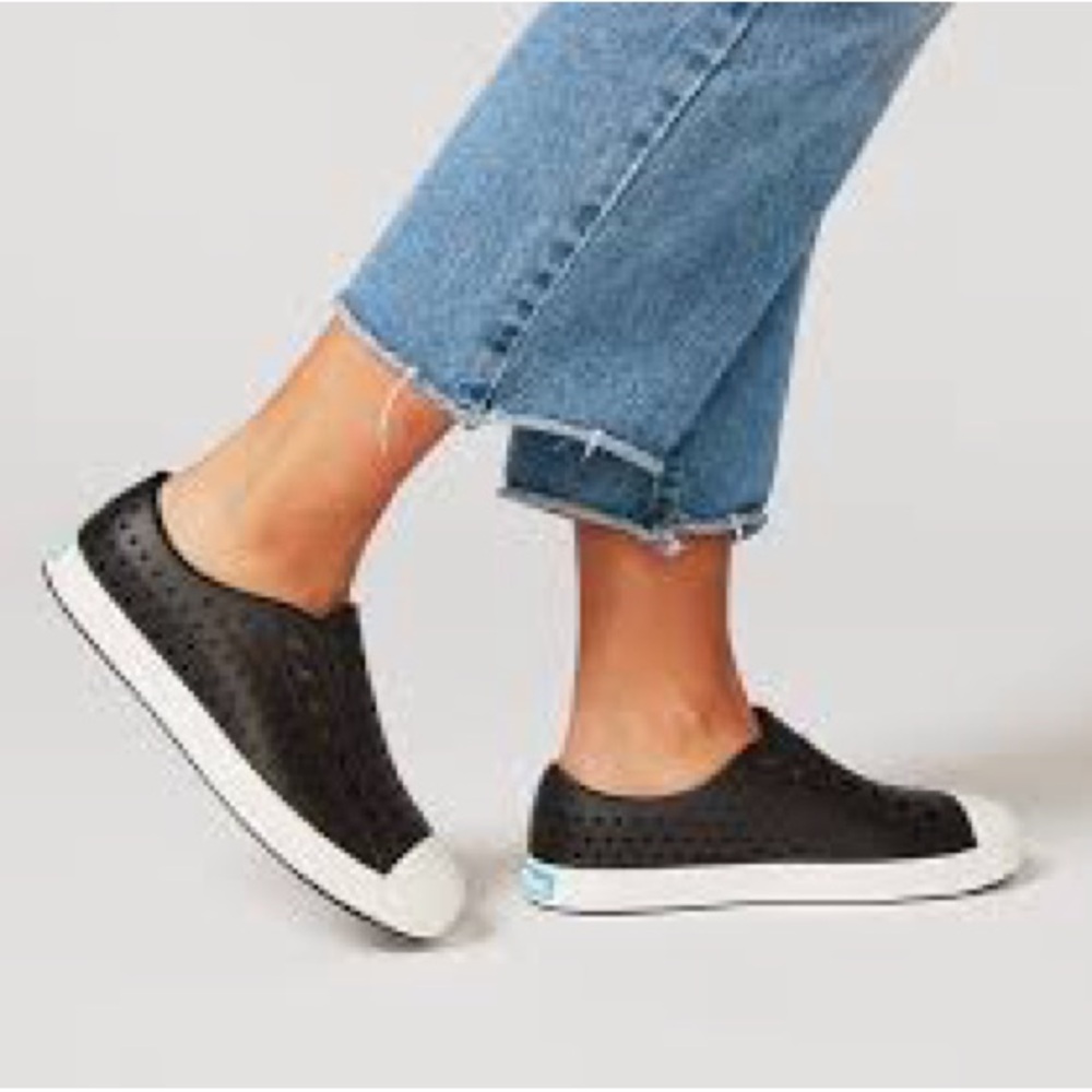Native Shoes Jefferson Sz 7 Women’s / Men’s 5 in Jiffy Black/Shell White